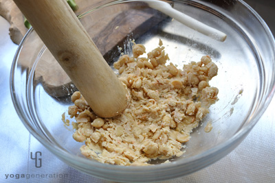 大豆の水煮をつぶす