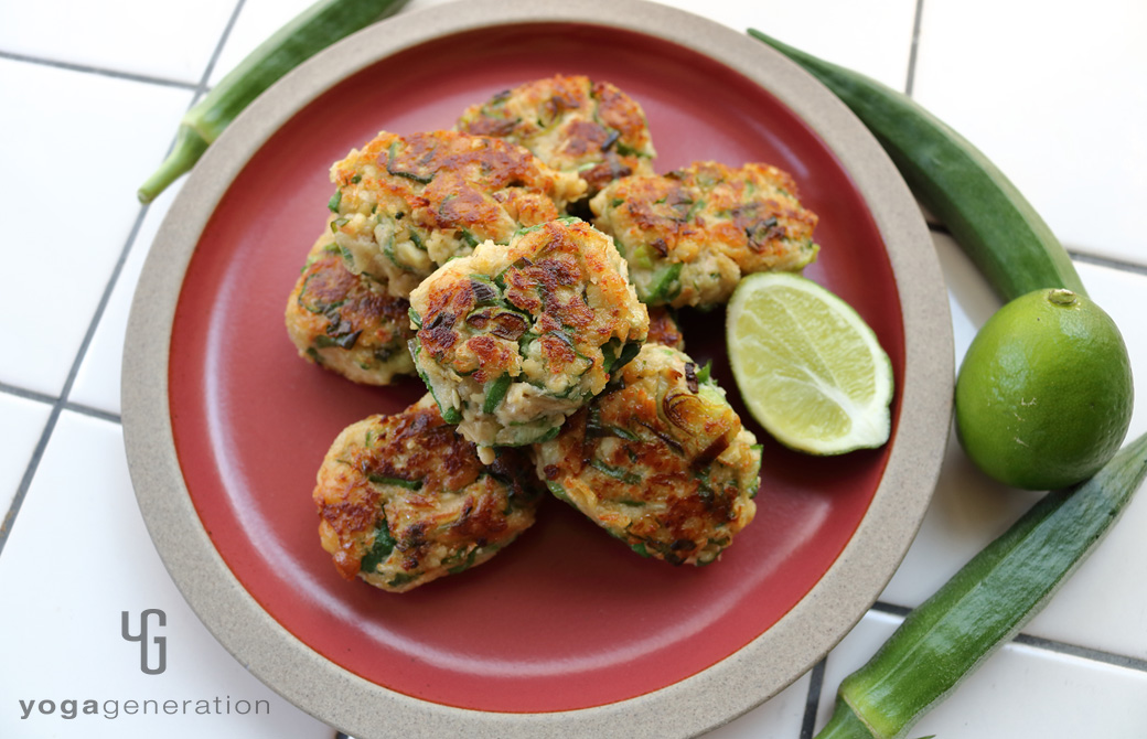 赤い皿に盛りつけた大豆とオクラの味噌ナゲット
