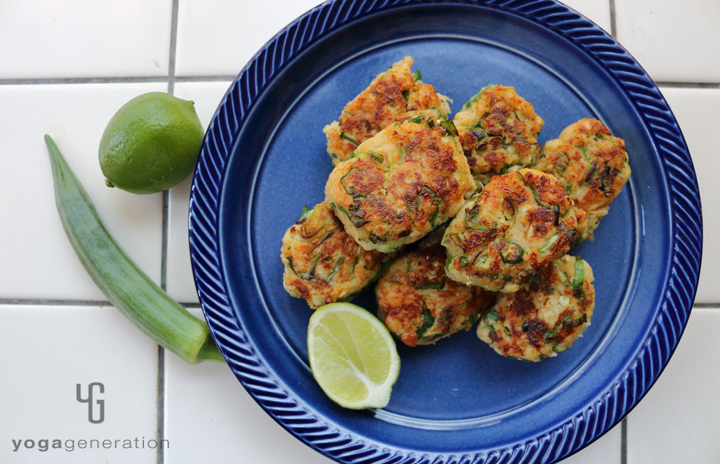 藍の皿に盛りつけた大豆とオクラの味噌ナゲット