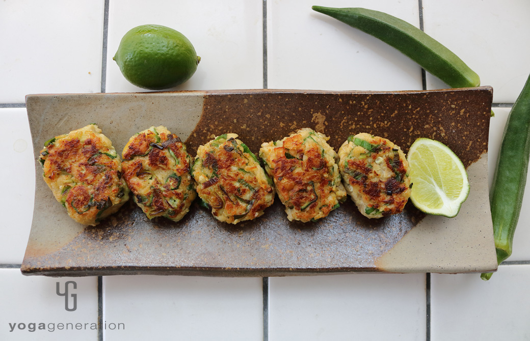 横長の皿に盛りつけた大豆とオクラの味噌ナゲット