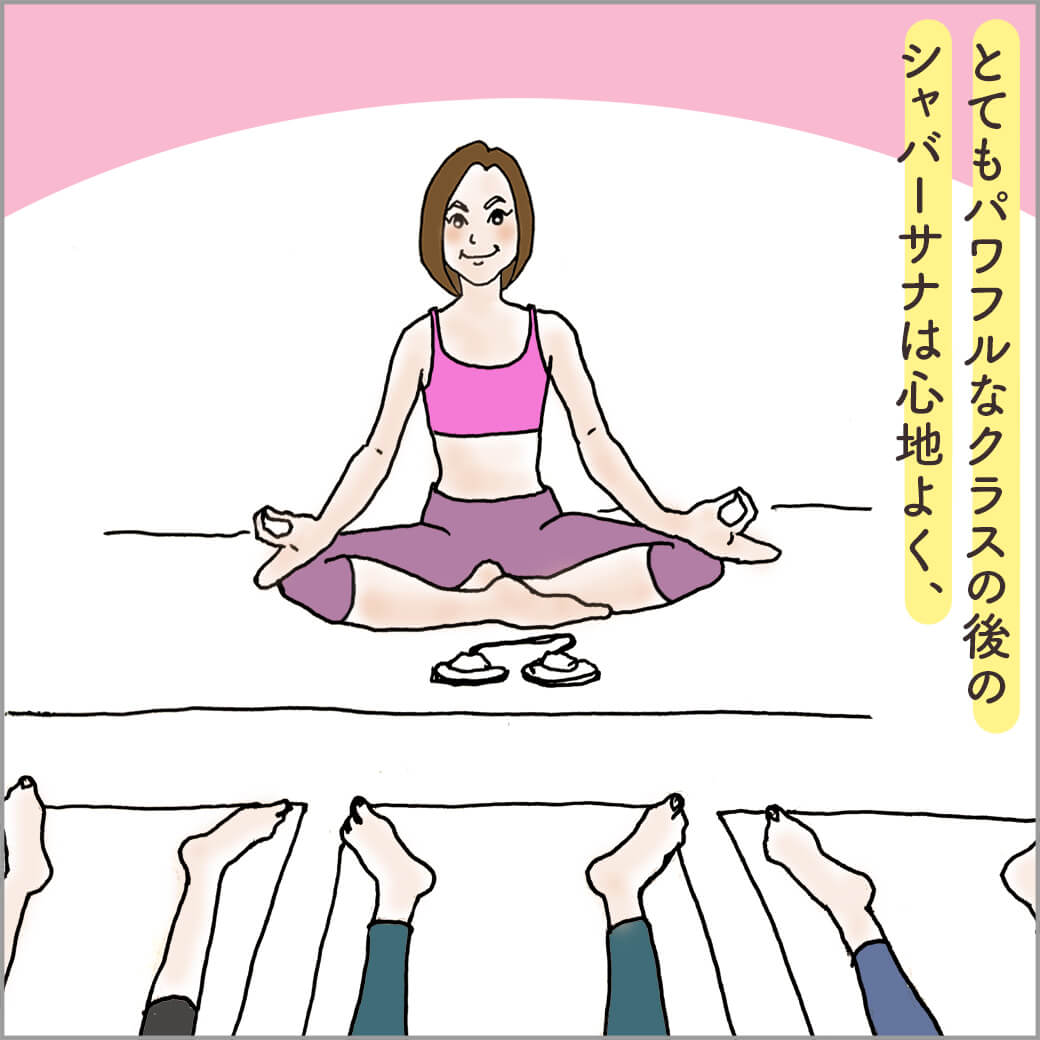 ヨガマットに座る若いヨガの先生