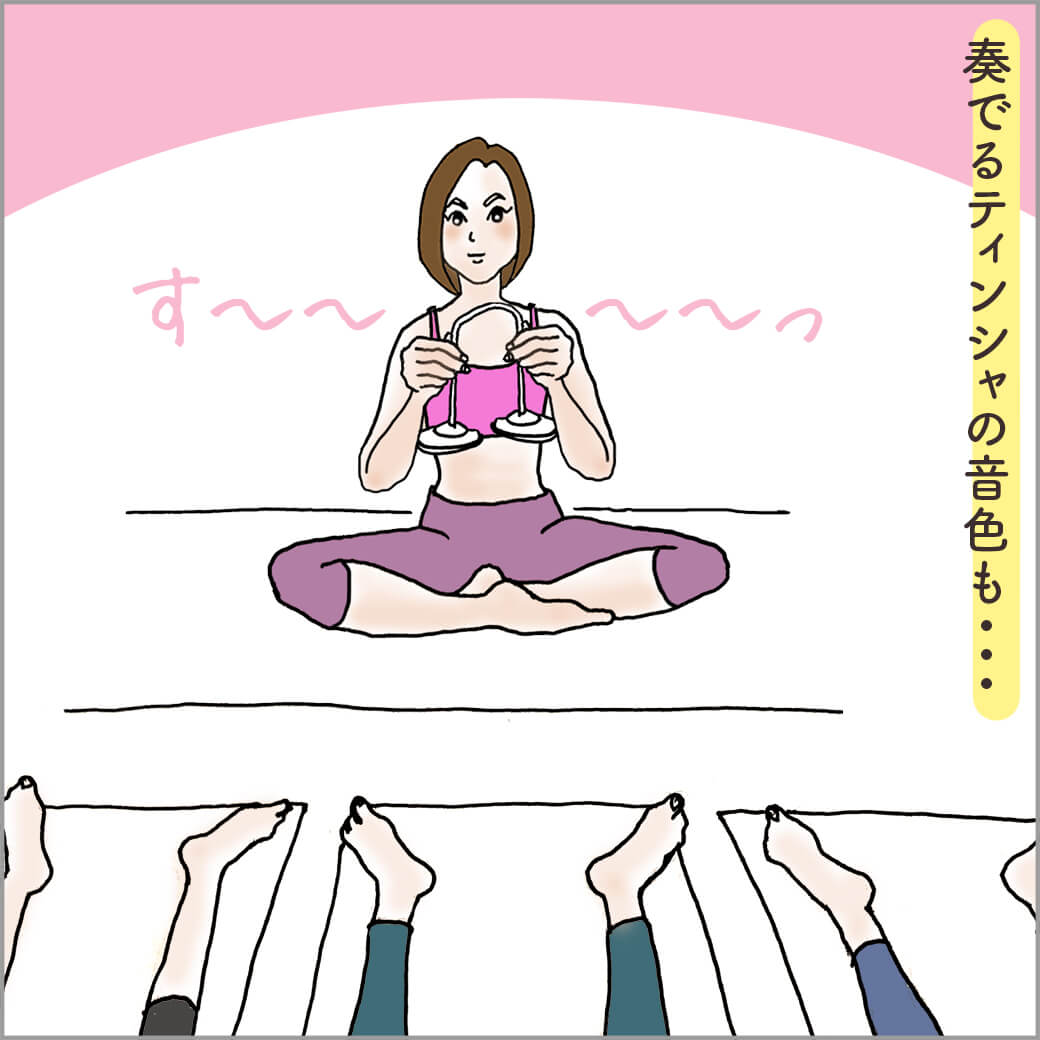 ティンシャを鳴らす前のヨガの先生