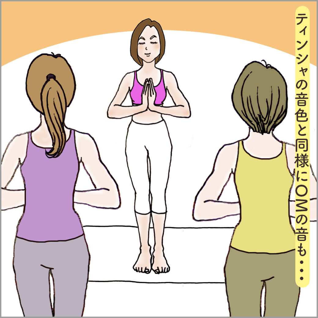 ヨガクラスでマットに立つ女性たち