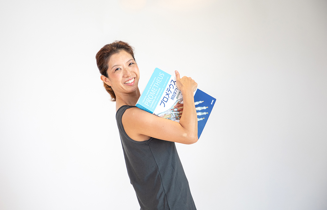 山本邦子先生がプロメテウスを持っている