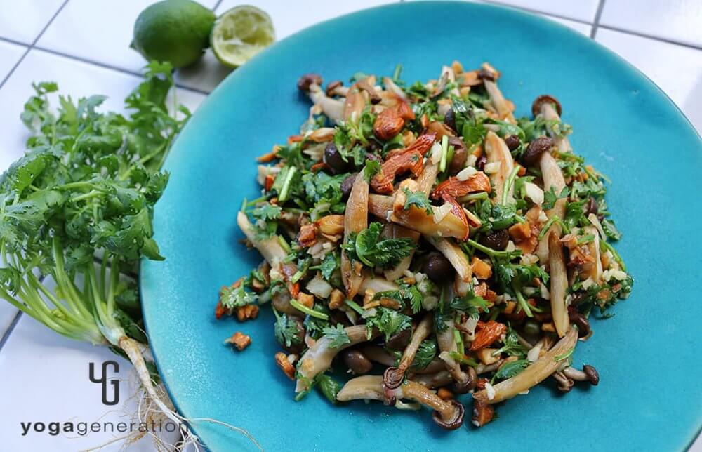 食感を楽しむシメジとアーモンドのナンプラー・サラダ