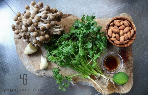 材料となるパクチーやしめじ、アーモンドなど
