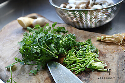 パクチーやしめじなどの素材を切る