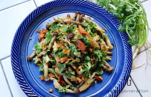 藍色のお皿に盛り付けたシメジとアーモンドのナンプラー・サラダ