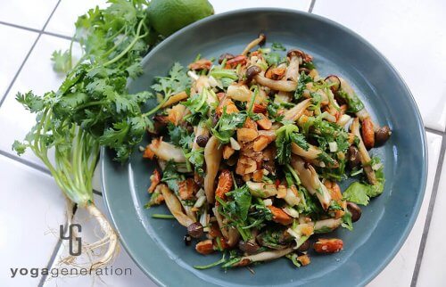 ブルーグレーのお皿に盛り付けたシメジとアーモンドのナンプラー・サラダ