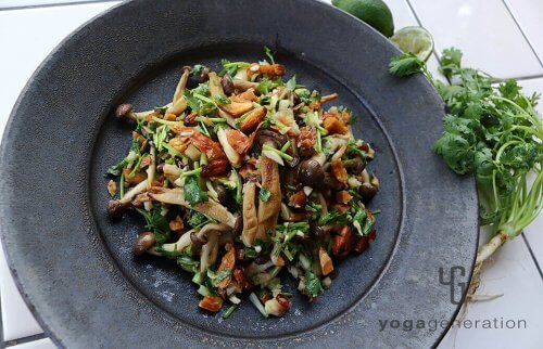 黒のお皿に盛り付けたシメジとアーモンドのナンプラー・サラダ