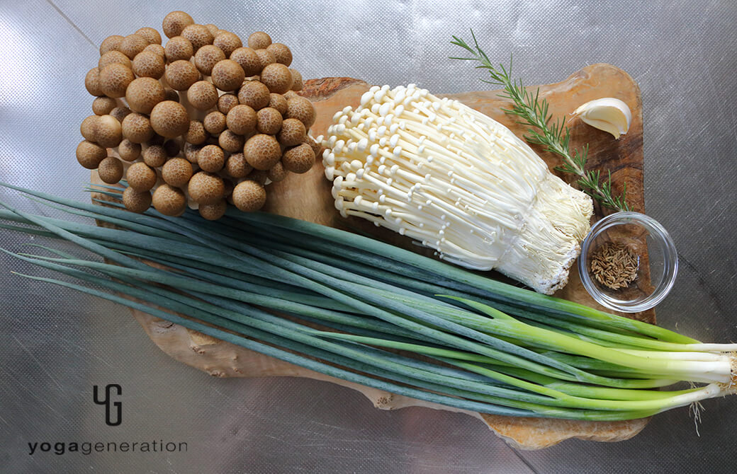 材料のシメジやエノキ、ネギなど