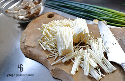 キノコの石づきを切り落とす