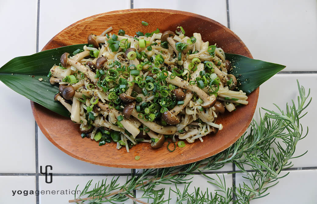木皿に盛り付けた、シメジとエノキ茸のガーリック炒め