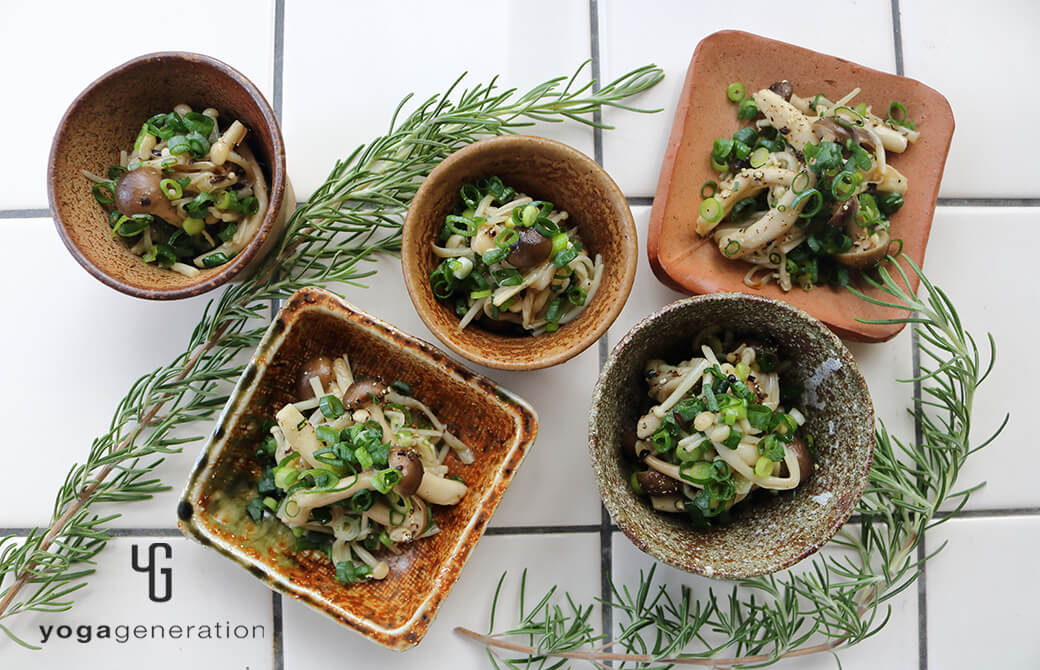 様々な器に盛り付けた、シメジとエノキ茸のガーリック炒め