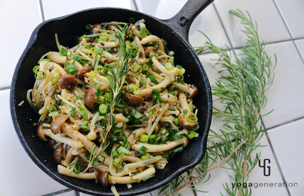 スキレットでそのまま！シメジとエノキ茸のガーリック炒め