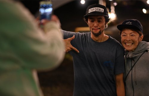 DJ Miya SatoshiとMaikoが肩を組んでポーズを取っている