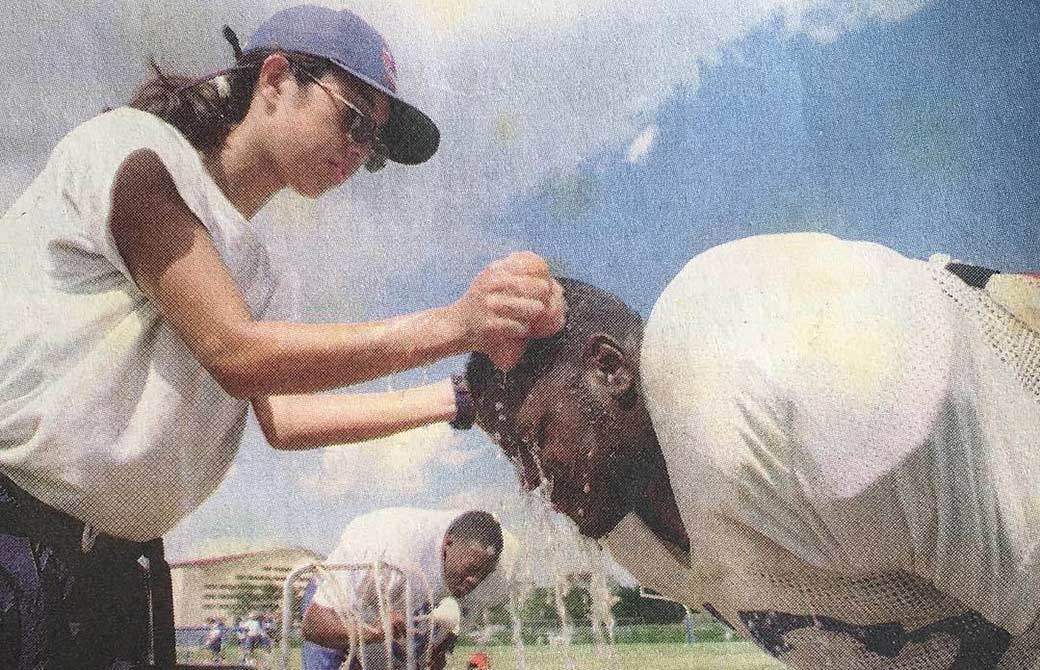 アメフトの練習中の山本邦子先生