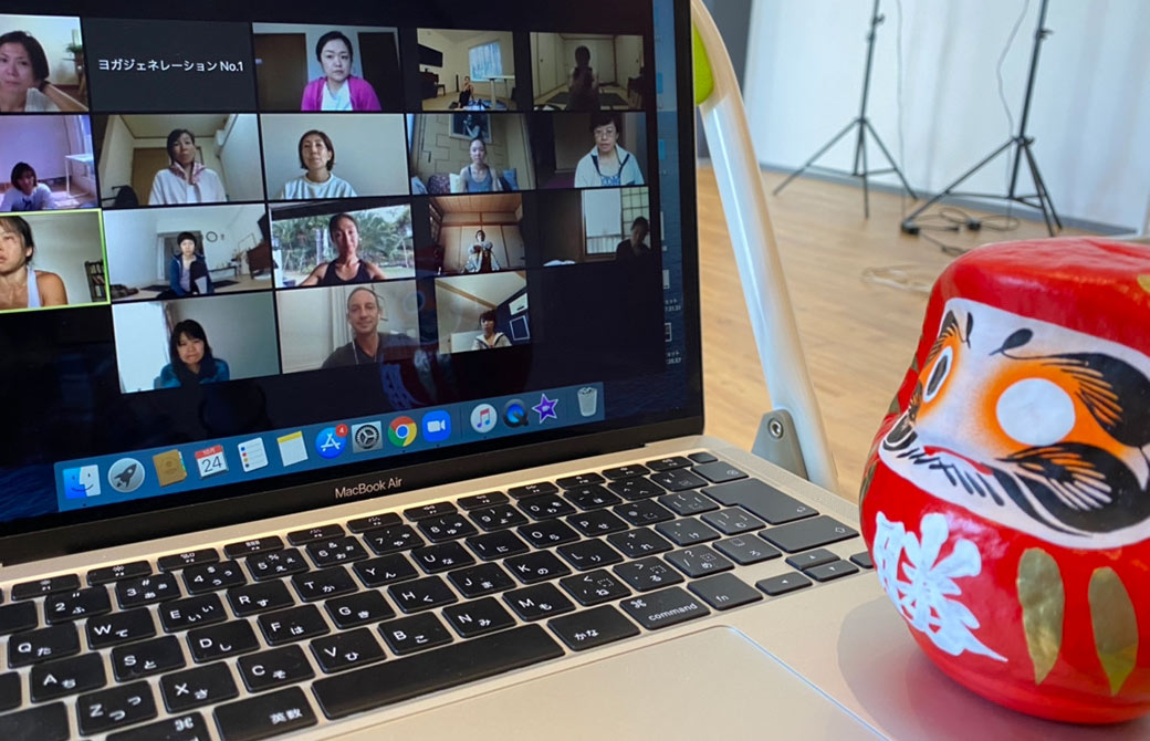 トレーニングの様子を見守るダルマ