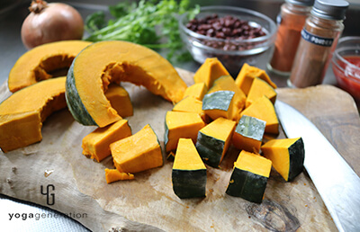 カボチャなどの素材をカットする