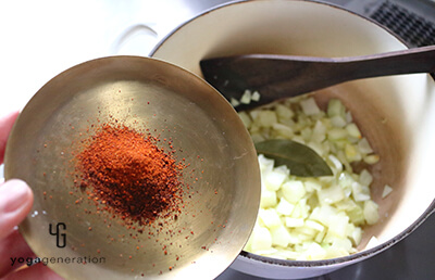 炒めた具材にスパイスを加える