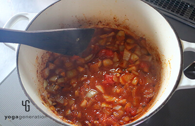 トマトの水煮缶を加えて煮込む