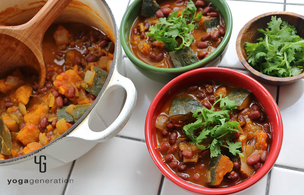 陶器の器に盛り付けたカボチャと小豆のメキシカンな『いとこ煮』