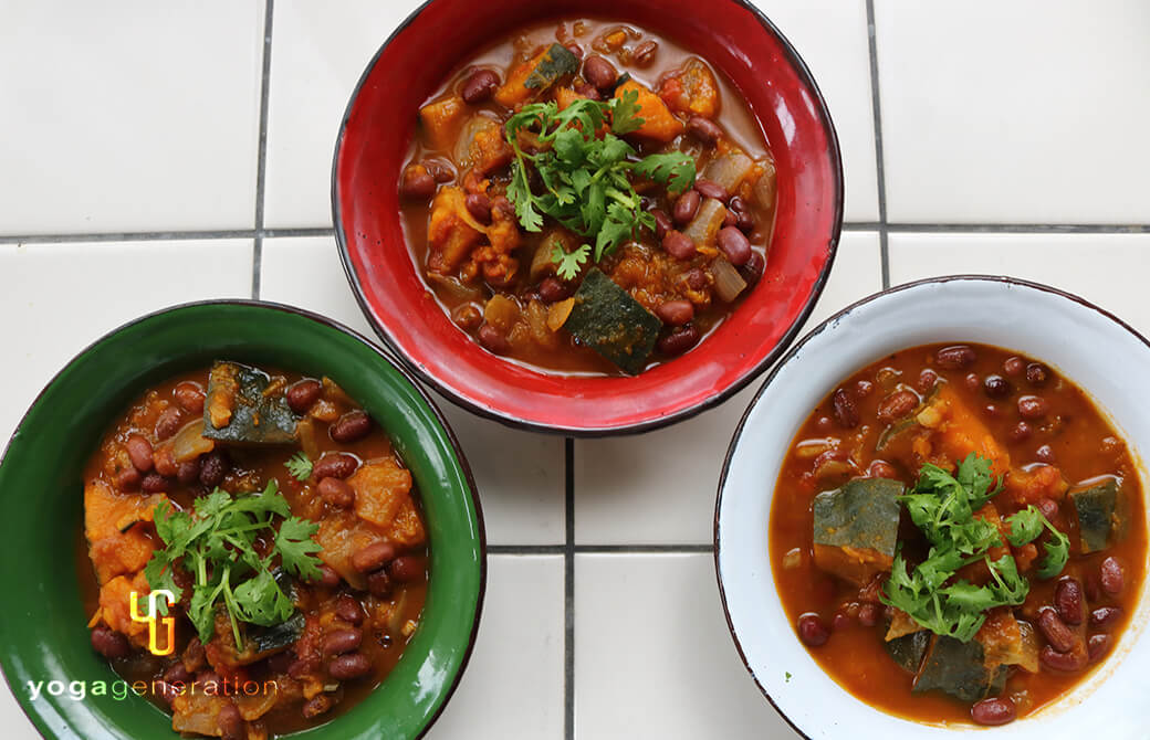 ホーローの器に盛り付けたカボチャと小豆のメキシカンな『いとこ煮』