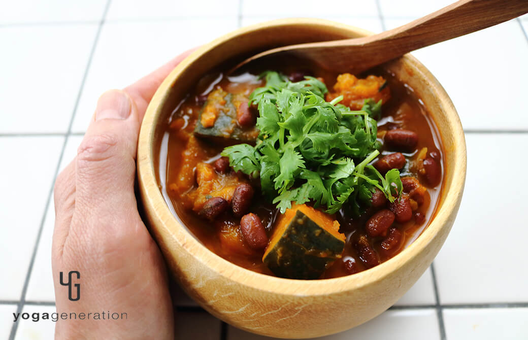 木の器に盛り付けたカボチャと小豆のメキシカンな『いとこ煮』