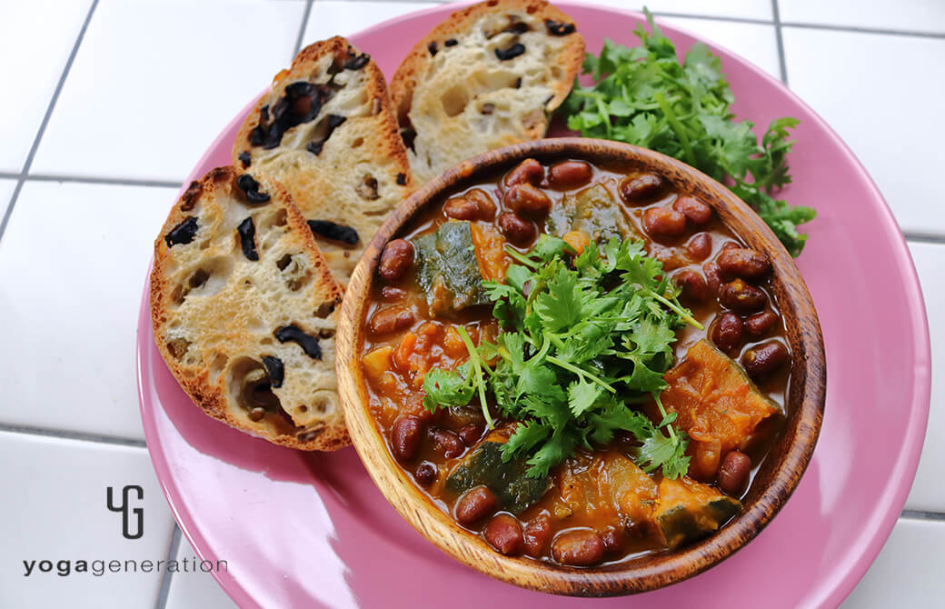 カボチャと小豆のメキシカンな『いとこ煮』にトーストを添えて