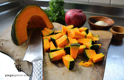 カボチャなどの素材をカットする
