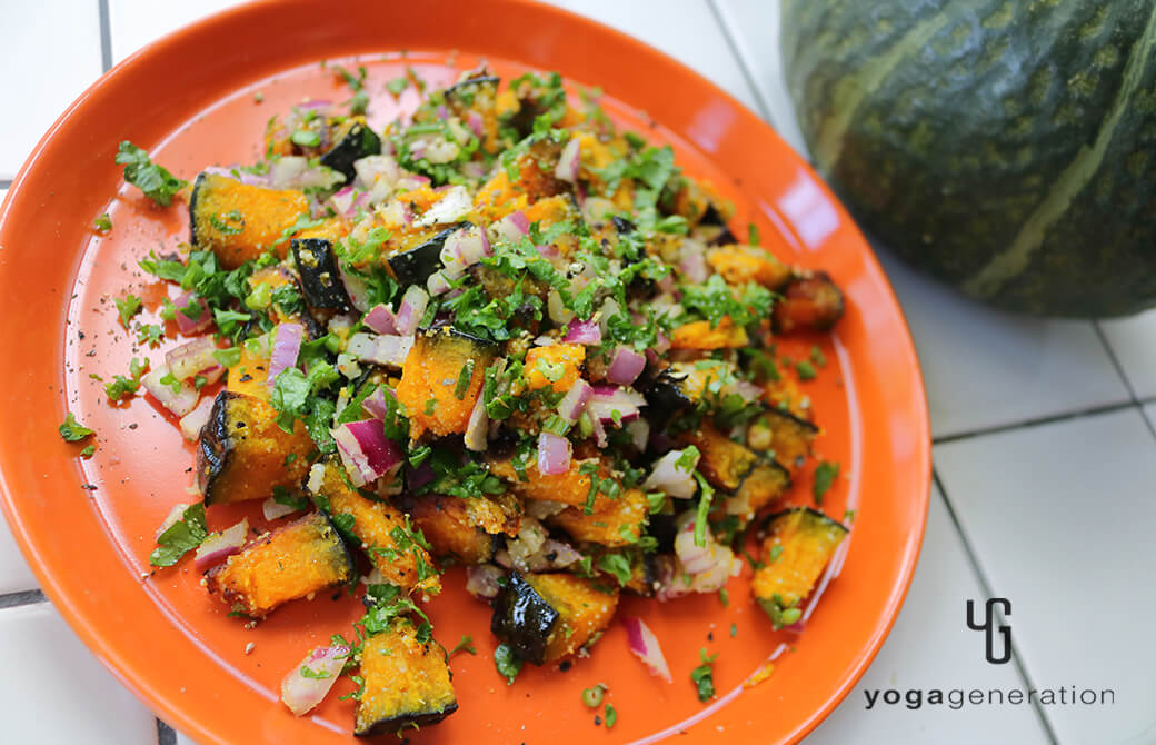 オレンジの器に盛り付けカボチャのグリル・サラダ