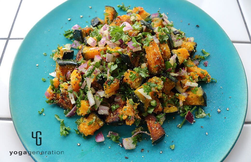 ターコイズの器に盛り付けたカボチャのグリル・サラダ