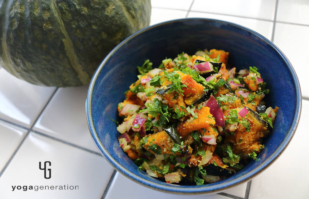 インディゴの器に盛り付けたカボチャのグリル・サラダ