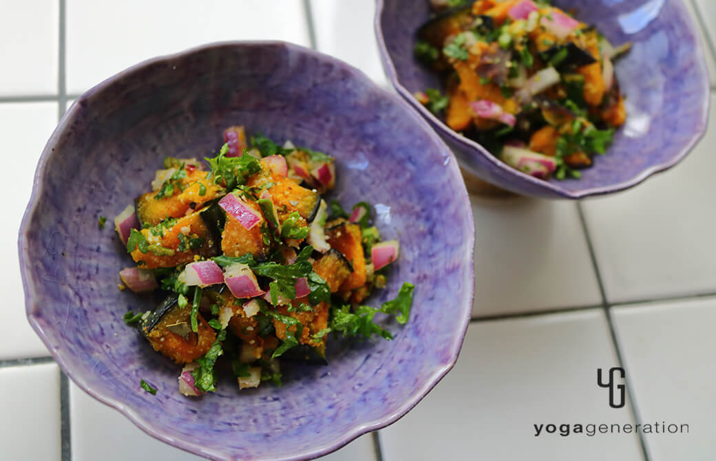 紫の器に盛り付けたカボチャのグリル・サラダ