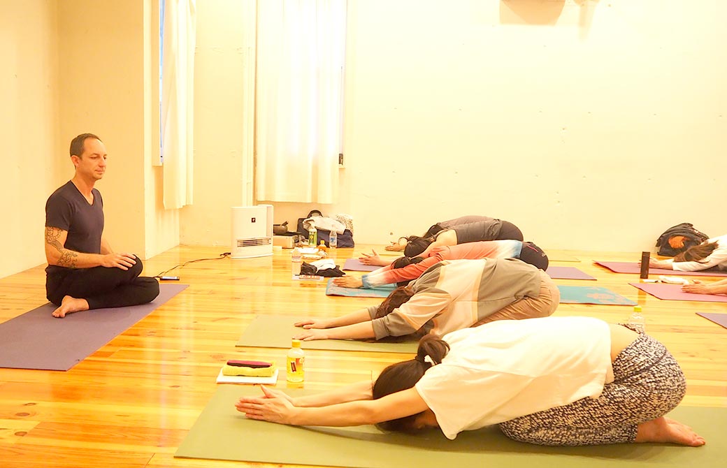 チャイルドポーズをして合掌