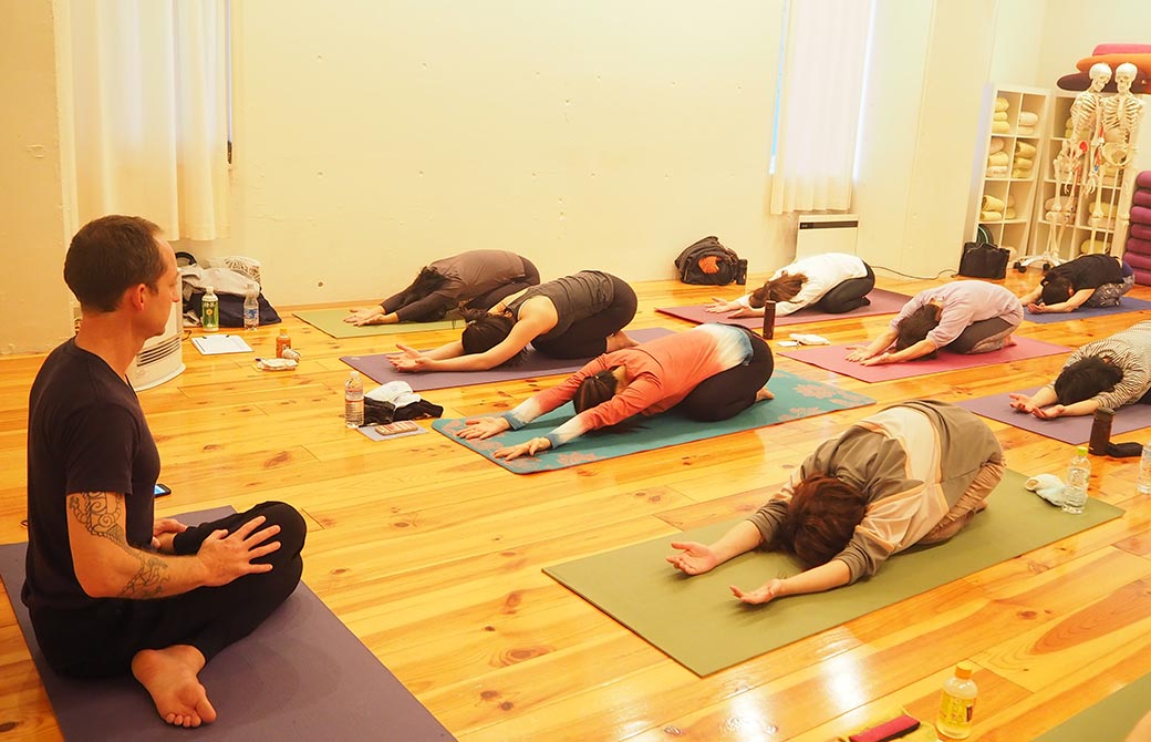 チャイルドポーズをして手の平を天井へ