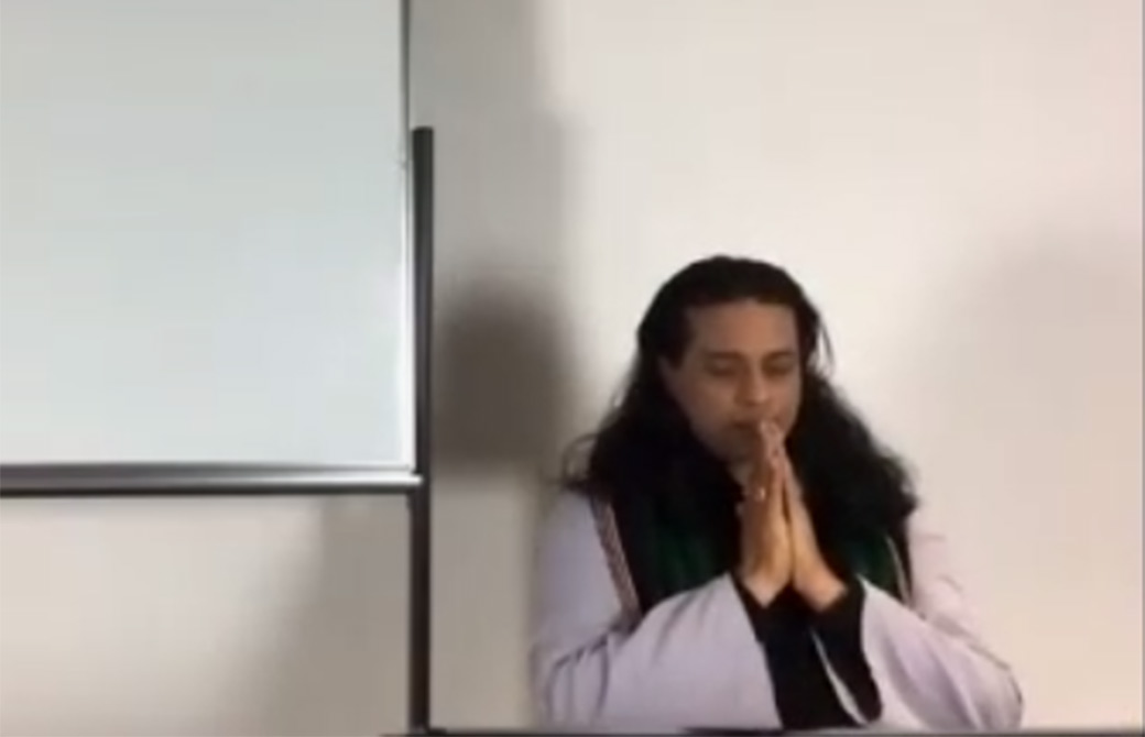 グルジがマントラを唱えてくれる様子