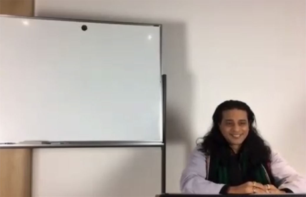 グルジがホワイトボードの前で笑顔で話しをしてくれている様子