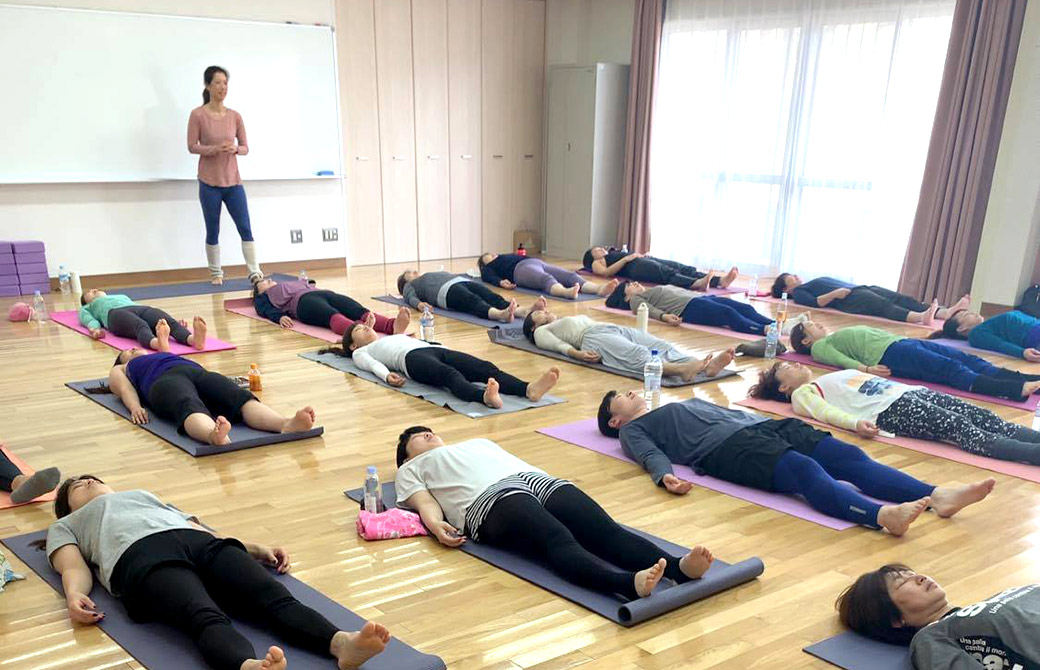 邦子先生のヨガ指導風景