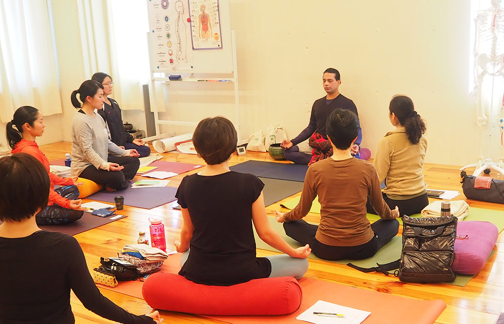 グルジの瞑想している様子