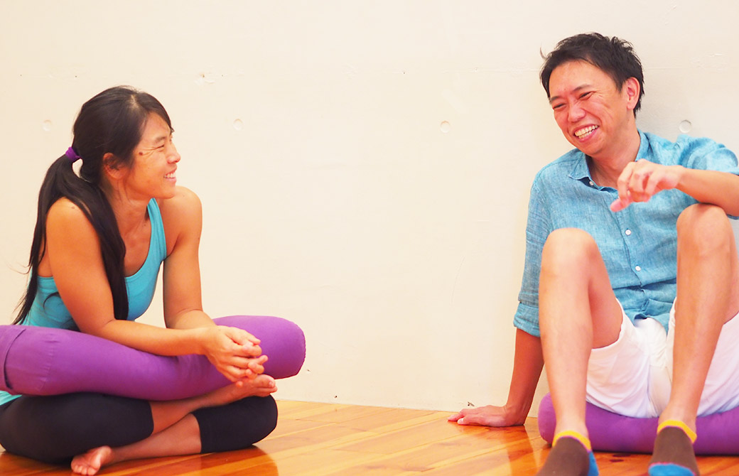 ヨーコ・フジワラとMIKIZOが話しているシーン