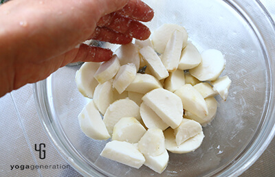 里芋の下ごしらえ