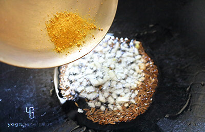 里芋にターメリック投入