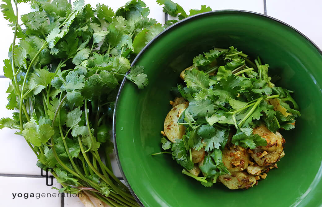 緑の器に盛り付けたフレッシュなパクチーと楽しむ、里芋のスパイシー・グリル