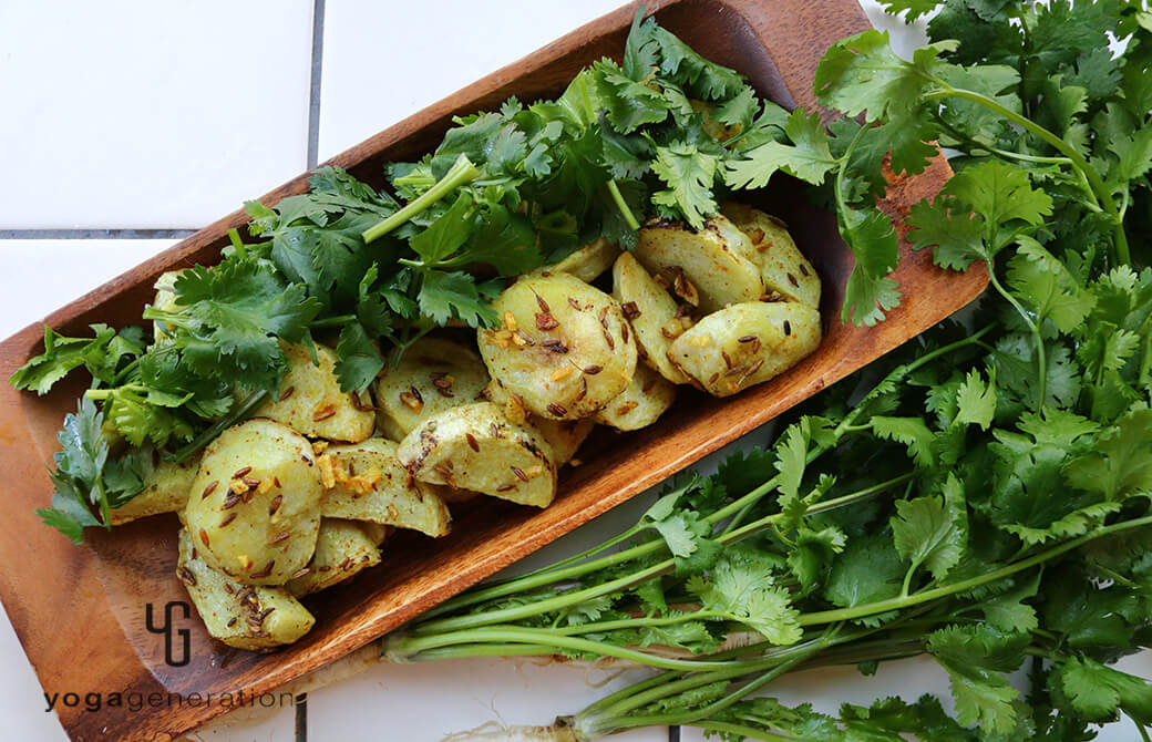 木の器に盛り付けたフレッシュなパクチーと楽しむ、里芋のスパイシー・グリル