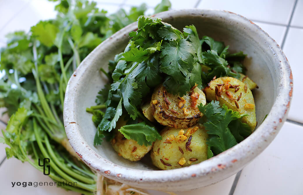 白の器に盛り付けたフレッシュなパクチーと楽しむ、里芋のスパイシー・グリル