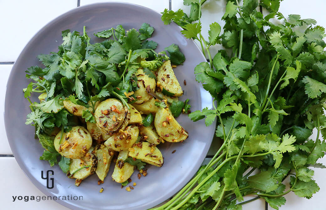 グレーの器に盛り付けたフレッシュなパクチーと楽しむ、里芋のスパイシー・グリル