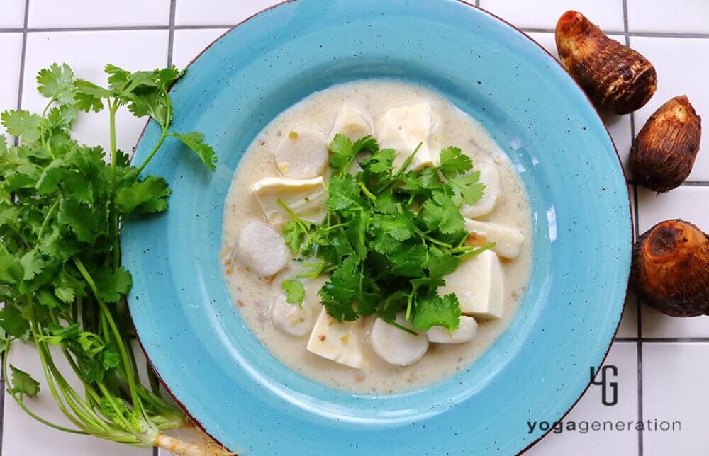 秋の味覚で温まる！柚子胡椒香る、里芋とお豆腐のクリーミーなお味噌汁