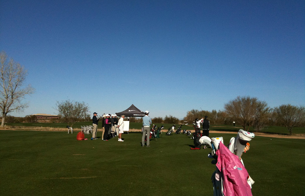 シーズン前の練習風景。新しいクラブの計測中。