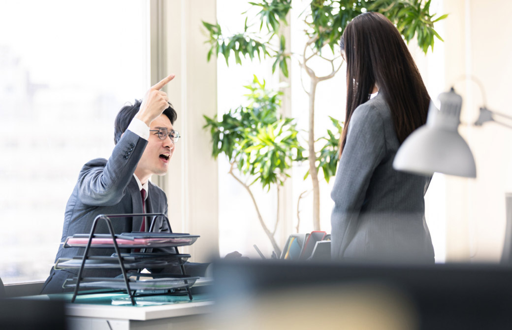 上司に怒られている部下